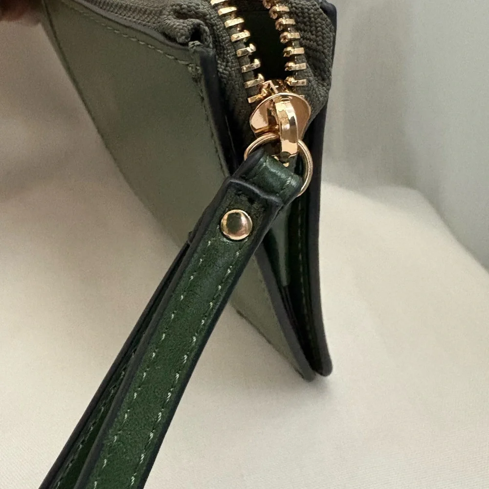 Brand New Green Leather Wristlet / Clutch/ Wallet - Picture 3 of 6